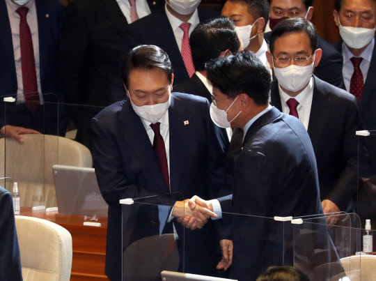 지난 10월25일 국회 본회의장에서 윤석열 대통령이 내년도 정부 예산안에 대한 시정연설을 마친 뒤 회의장을 나가며 장제원(오른쪽) 의원과 대화하고 있다. 장 의원의 뒤편에 주호영 원내대표가 서 있다.<공동취재·연합뉴스>